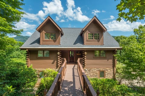 Beautiful completely updated 2600 squre foot log cabin!