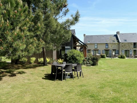 Property, House, Home, Yard, Lawn, Real Estate, Cottage, Grass, Tree, Garden