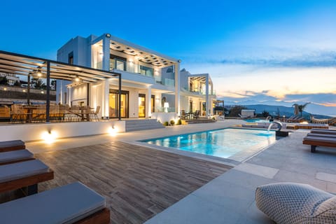 The villa is composed of two buildings covering a total of 377m2