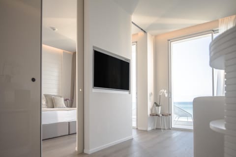 Deluxe Suite, Multiple Beds, Sea View (Oriente) | Premium bedding, free minibar items, in-room safe, blackout drapes