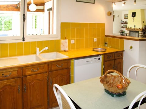 Countertop, Room, Kitchen, Cabinetry, Furniture, Property, Interior Design, Sink, Floor, Tile