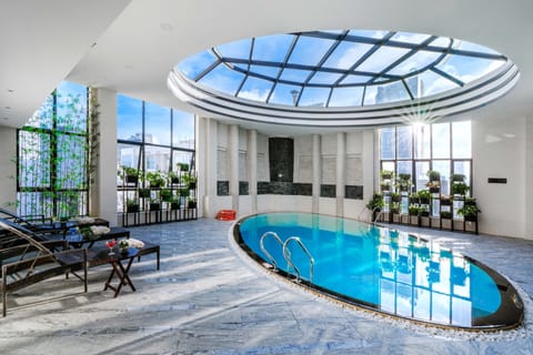Indoor pool, sun loungers