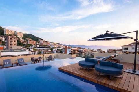Modern 1-bedroom, 2-bathroom condo in the Romantic Zone