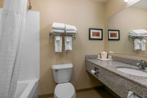 Combined shower/tub, hydromassage showerhead, free toiletries