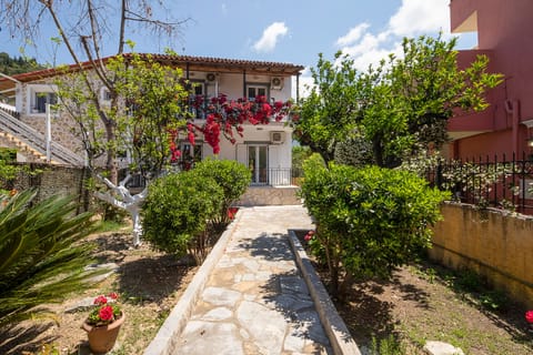 Irini apartments & studios