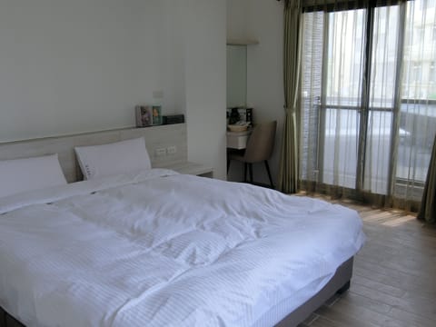 Premium bedding, Select Comfort beds, desk, laptop workspace