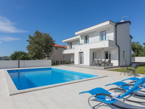 Property, House, Swimming Pool, Building, Home, Real Estate, Villa, Residential Area, Architecture, Estate