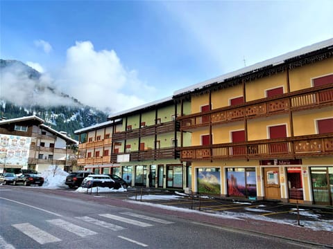 Sky, Town, Building, Mixed-Use, Property, Neighbourhood, Residential Area, Architecture, Human Settlement, House