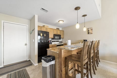 Kitchen with breakfast bar