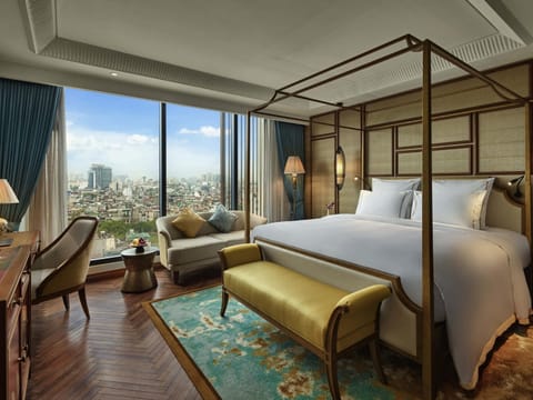 Grand Deluxe, King Bed, High Floor | Hypo-allergenic bedding, in-room safe, desk, laptop workspace
