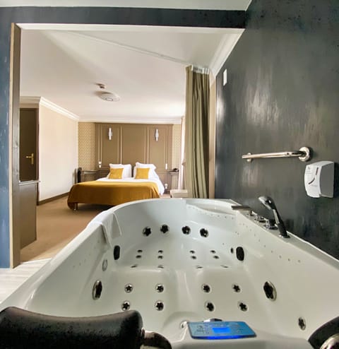 Junior Suite | Hypo-allergenic bedding, in-room safe, desk, blackout drapes