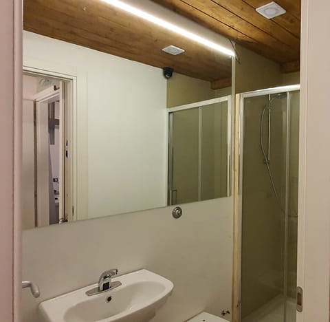 Comfort Double Room (Room 2) | Bathroom | Free toiletries, hair dryer, bidet, towels