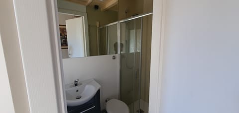 Comfort Double Room (Room 1) | Bathroom | Free toiletries, hair dryer, bidet, towels