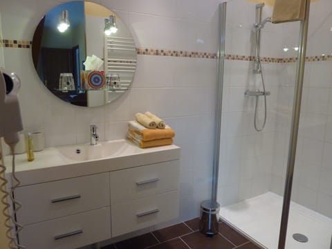 Double Room (Vallée d'Auge) | Bathroom | Shower, rainfall showerhead, hair dryer, towels