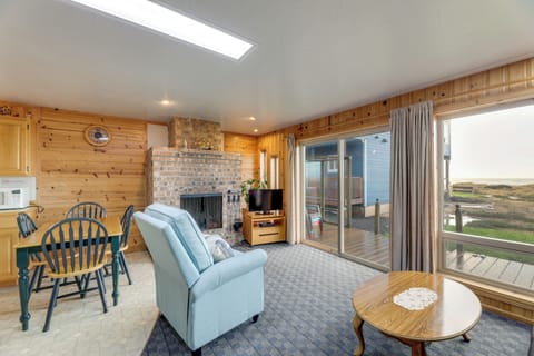 Waldport Vacation Rental | 2BR | 1.5 BA | 6060 Sq Ft | Stairs Only Access