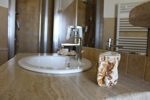 Comfort Triple Room | Bathroom | Shower, rainfall showerhead, hair dryer, bidet