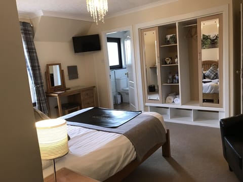 Deluxe Double Room | Desk, iron/ironing board, free WiFi, bed sheets