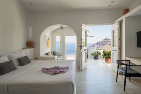 Deluxe Suite, Jetted Tub, Caldera & Sea View | Premium bedding, minibar, in-room safe, individually decorated