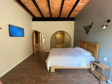 Executive Room, 1 Queen Bed | Individually decorated, individually furnished, blackout drapes