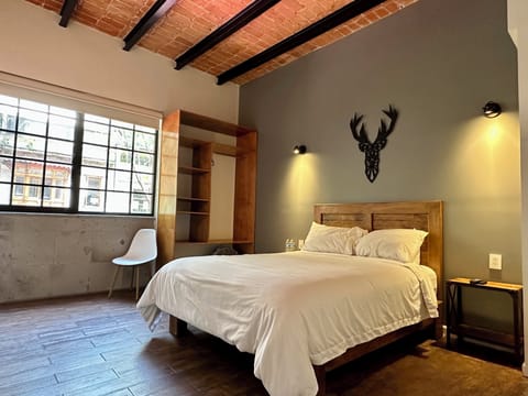 Executive Room, 1 Queen Bed | Individually decorated, individually furnished, blackout drapes