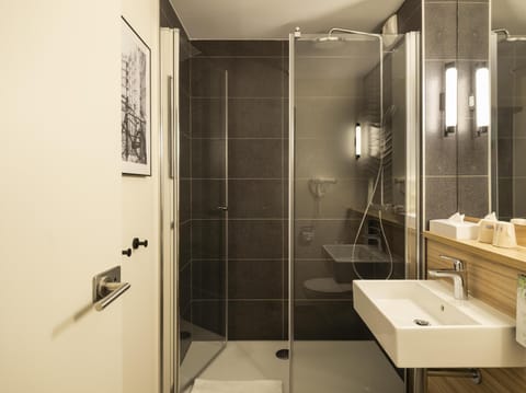 Superior Room, 1 King Bed | Bathroom | Eco-friendly toiletries, hair dryer, towels