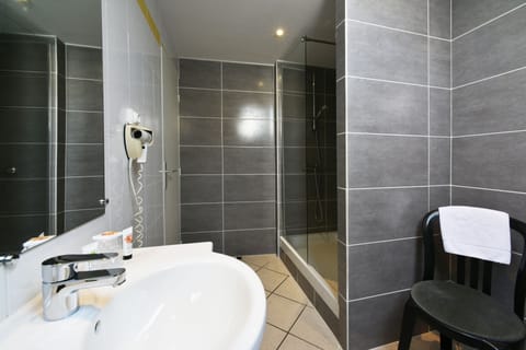 Classic Triple Room | Bathroom | Free toiletries, hair dryer, towels