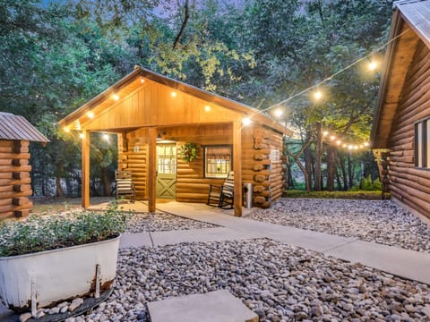 Stand-alone Cozy Cabin with private entrance in downtown Wimberley