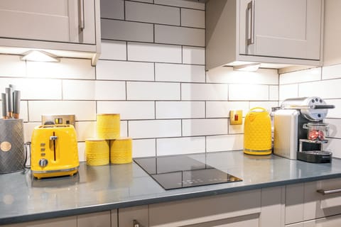 Standard Apartment, 1 Bedroom | Private kitchen | Full-size fridge, microwave, oven, stovetop