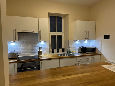 Standard Apartment, 3 Bedrooms, Non Smoking, City View | Private kitchen | Full-size fridge, microwave, oven, stovetop