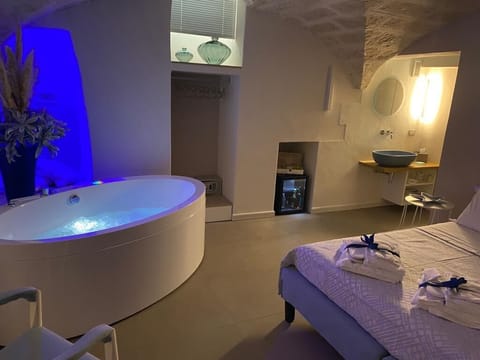 Luxury Double Room (basement) | Egyptian cotton sheets, premium bedding, down comforters