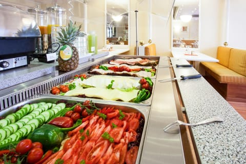 Buffet breakfast for a fee on weekends