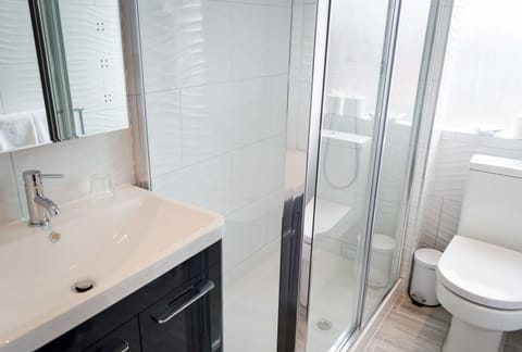 Combined shower/tub, free toiletries, hair dryer, towels