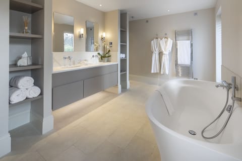 Junior Fell Suite with Hot Tub | Bathroom sink