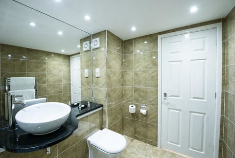 Standard Double Room | Bathroom | Free toiletries, hair dryer, towels