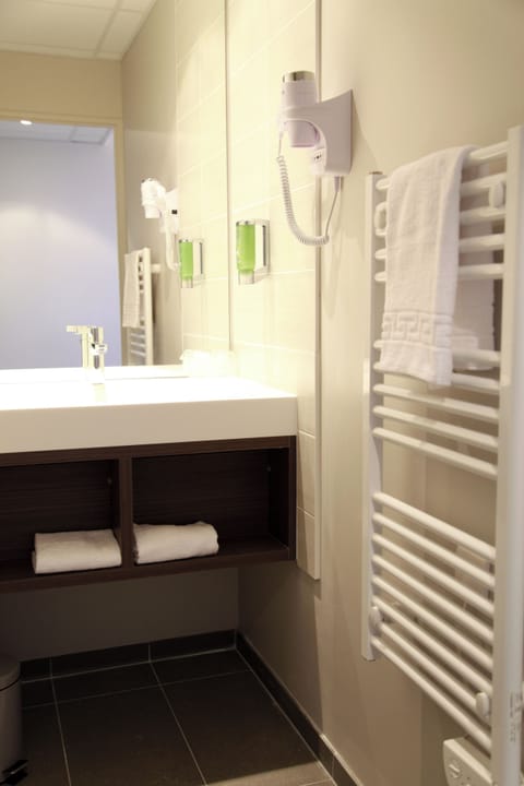 Rainfall showerhead, eco-friendly toiletries, hair dryer, towels