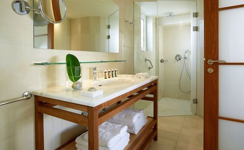 Family Suite 2 Bedroom Outdoor Hot Tub Garden View | Bathroom | Combined shower/tub, designer toiletries, hair dryer, bathrobes