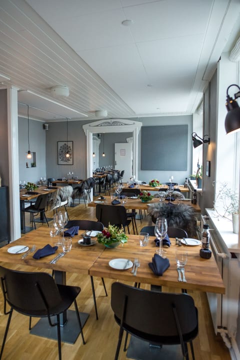 Breakfast and dinner served