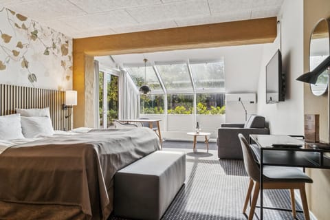 Junior Suite, 1 King Bed, Non Smoking (with Sofabed) | Desk, blackout drapes, iron/ironing board, free WiFi