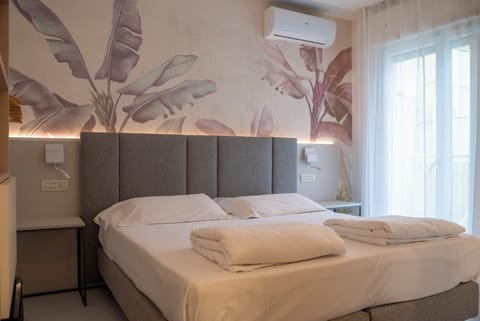 Deluxe Triple Room | Down comforters, minibar, in-room safe, desk