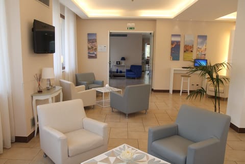 2 bars/lounges, poolside bar