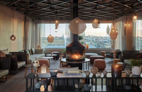 2 bars/lounges
