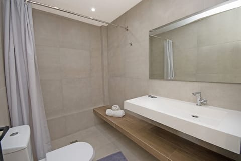 Family Apartment, 1 Bedroom, Sea View | Bathroom | Shower, free toiletries, hair dryer, towels