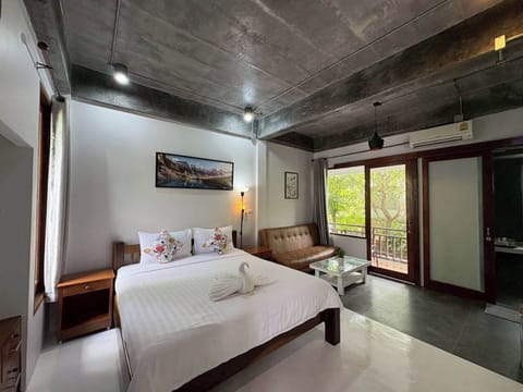 Deluxe with Balcony | Desk, free WiFi, bed sheets