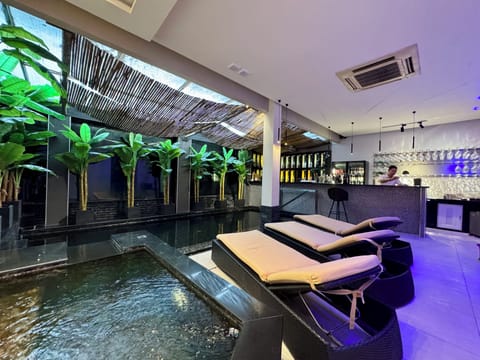 2 indoor pools