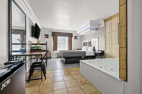 Suite, 1 King Bed, Non Smoking | Free WiFi, bed sheets