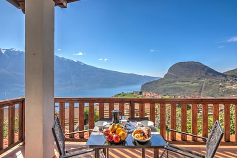 Family Apartment, Multiple Bedrooms, Mountainside (Balcone sul Lago) | Outdoor dining