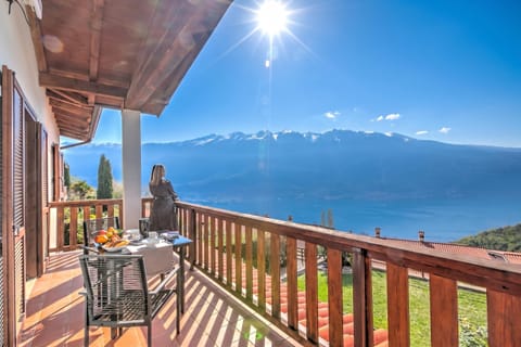 Family Apartment, Multiple Bedrooms, Mountainside (Balcone sul Lago) | Outdoor dining