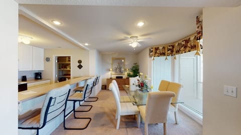 Dining area and breakfast bar