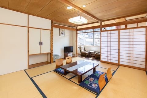Japanese-style Quadruple Room with Shared Bathroom | WiFi (free)