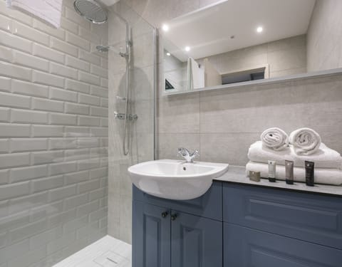 Standard Double or Twin Room, Ensuite | Bathroom | Rainfall showerhead, free toiletries, hair dryer, slippers